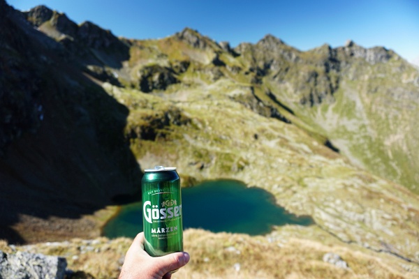 Das obligatorische Bier mit Blick über den Buckelkarsee zur Grobfeldspitze