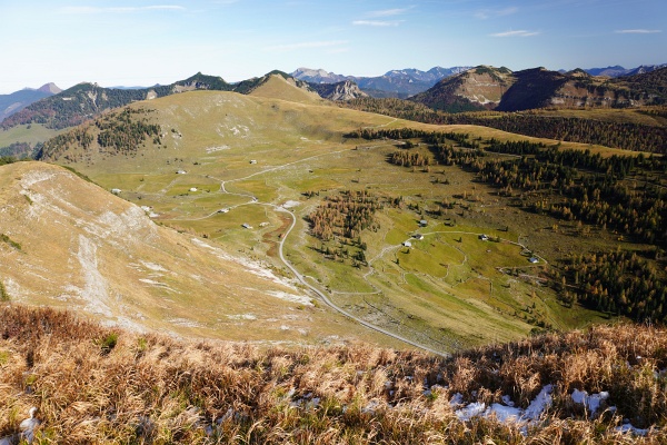 Tiefblick vom Trattberg über die Hintertrattbergalm, zu der wir jetzt absteigen.