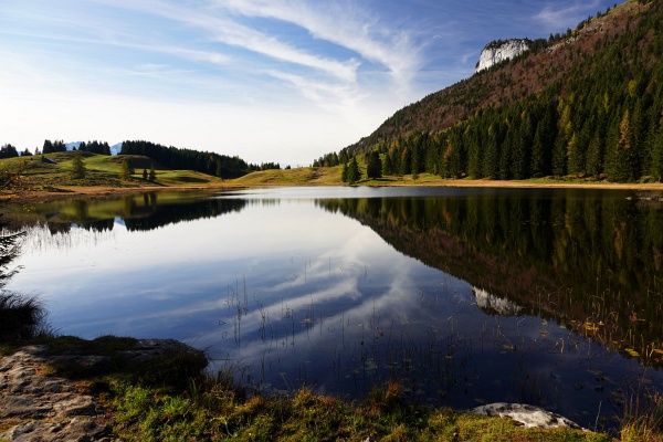 Nachmittags am Seewaldsee - mit Blick zur Gitschenwand, an der wir am Vormittag rechts vorbei gewandert sind.