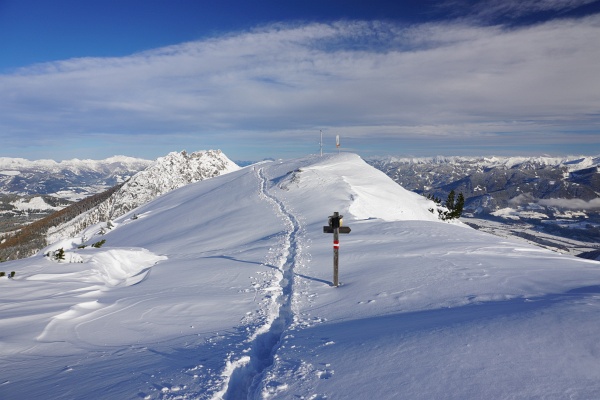Bis zu 60 cm versinke ich selbst mit Schneeschuhen ab dem Steinerhaus. Stoach woas.