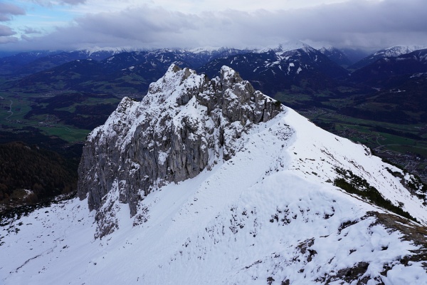 Vorbei am Winterstein. Oberhalb von 1.800 Meter Seehöhe wird der Wind kräftiger. Die Kälte verlangt nach Handschuhen.