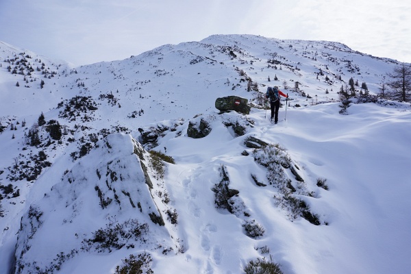 Beim Aufstieg ließen wir die Schneeschuhe noch am Rucksack. Oberhalb von etwa 1.700 Meter Seehöhe wurde es aber allmählich mühsam.