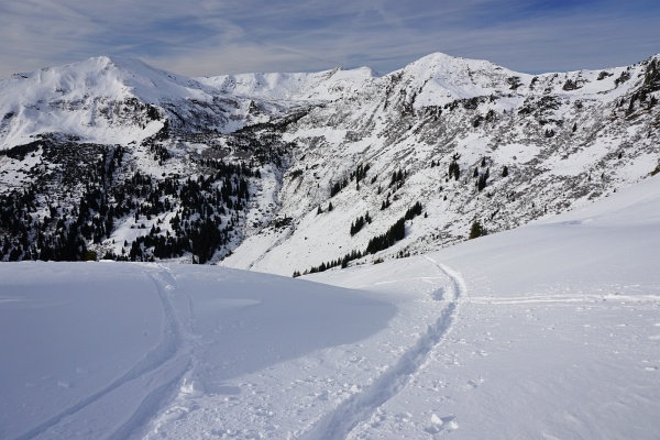 Aufstieg von der Stallaalm über die breite Westflanke auf den Hintergullingspitz. Links gegenüber das Schreinl, rechts hinten die Karlspitze, auf der heute ziemlich reger Betrieb herrscht.