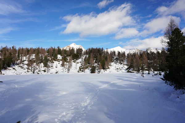 Spätestens ab dem Hochtor bin ich dann aber froh über die Schneeschuhe. Bis zur Liezener Hütte führt noch ein gut ausgetretener Pfad.