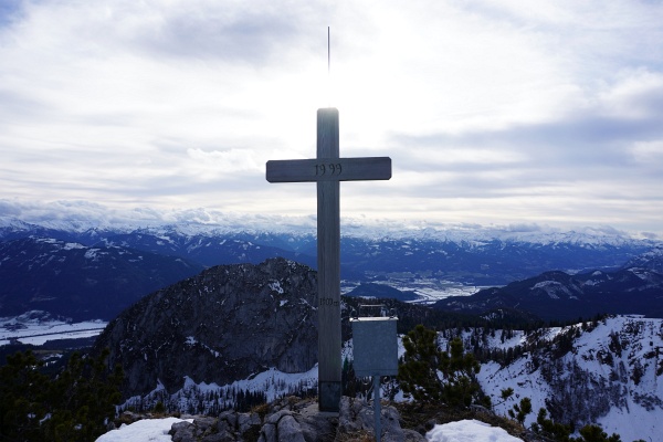 Von der Liezener Hütte bis zum Gipfelkreuz am Raidling-Ostgipfel ist Spurarbeit erforderlich. Über den Tauern stauen sich von Süden die Föhnwolken.
