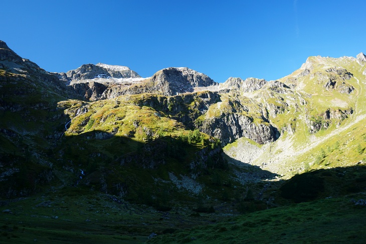 Im Schatten folgen wir einem unmarkierten, manchmal nur spärlich ausmachbaren Steiglein ins Buckelkar. Der Ausblick wird dominiert vom Sauberg (links), der vor 2 Jahren eines unserer Gipfelziele darstellte. Rechts davon die Rotmandlspitze, die wir heuer im Anschluss an die Grobfeldsspitze (ganz rechts) überschreiten würden.