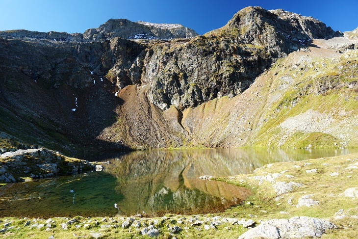 Beim Unteren Buckelkarsee. Rechts die Rotmandlspitze, von der wir später oberhalb der markanten Geländekante am Fuße des Saubergs von rechts nach links hinüber in die Krukeckscharte wandern werden.