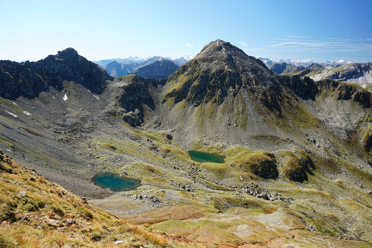 Unterwegs bieten sich weitere See-Blicke - wie z.B. zu den beiden Knappenseen unterhalb der Engelkarspitze.