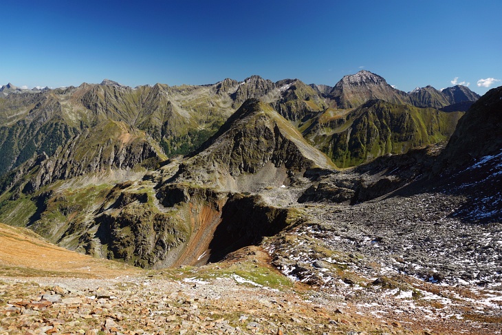 Von der Rotmandlspitze folgen wir dem markierten Wanderweg über einfaches Blockgestein nach Osten in die Krukeckscharte.