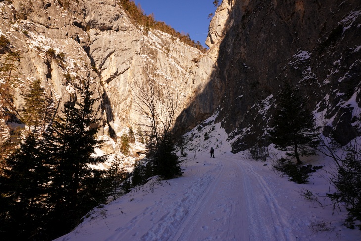 Heute konnte man auf der kurvigen, schmalen Öfenstraße bereits mit Ski aufsteigen und - mit Stoaschi - auch abfahren.