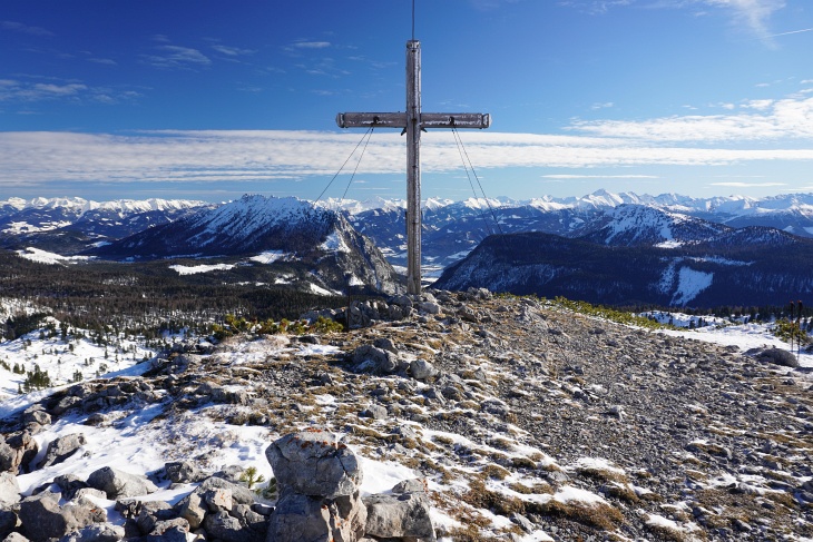 Ausblick vom Hirzberg-Gipfelkreuz in den Einschnitt zwischen Kammspitz (links) und Stoderzinken (rechts), über den wir herauf gekommen sind.