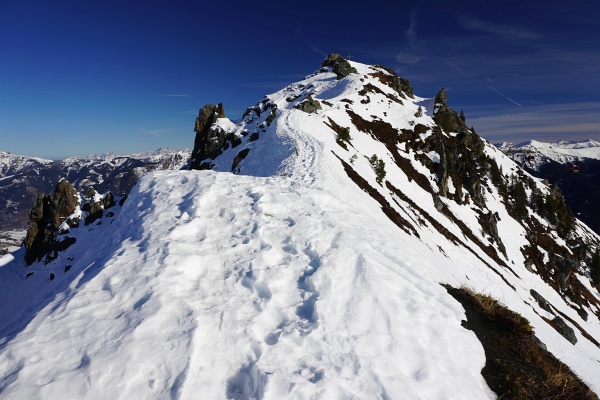 Pistentour und doch keine Pistentour, da es so viele Ausweichmöglichkeiten in teilweise sogar noch unberührten Pulverschnee gibt. Und mit der Hirschkarspitze gibt es sogar ein recht einfach erreichbares Gipfelziel.