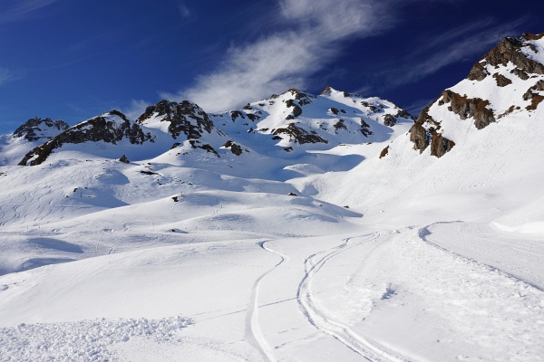 Von der Kleinen Scharte in die Hohe Scharte (2.300) und dahinter um den Mauskarkopf (rechts oberhalb der Bildmitte) herum. So lassen sich von Bad Hofgastein aus unschwierig 1.600 Höhenmeter zurücklegen.