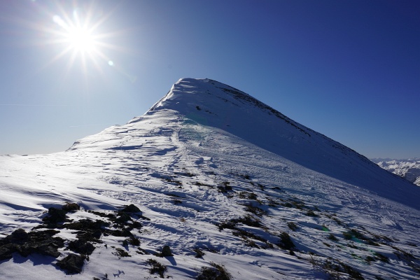 Auf den letzten Metern auf den Schüttkogel - endlich in der milden Sonne. In diesem Abschnitt sind Harscheisen sehr hilfreich.