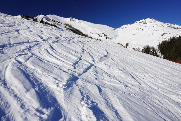 Nach den bescheidenen Abfahrtsverhältnissen der letzten beiden Touren und dem nächtlichen Regen bis 2.000 Meter hinauf nutzte ich heute die Annehmlichkeiten einer gut präparierten Schipiste. Beim Aufstieg betritt man im Skitouren Center Raurisertal die Pisten aber nur selten.