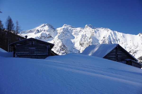 Bei der Schladminger Alm. Im Hintergrund erkennen wir Schneefahnen auf der Hochwildstelle. Würde es heute ähnlich ungemütlich werden wie gestern am Ausseer Zinken?