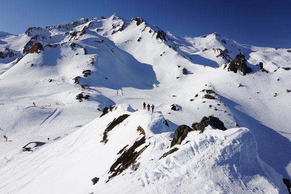 Nur 3 Wochen nach meinem ersten (Solo-)Besuch auf der Hirschkarspitze stand ich schon wieder am Gipfel. Dieses Mal im Rahmen eines Familienausflugs (vorne am Grat beim Abstieg Michael, Carina und Ingrid) aus dem Angertal.