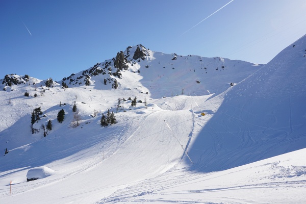 Von der Hirschkarspitze (im Bild erkennt man rechts am Rücken ganz winzig Michael mit Freundin und "Muttertier") fahren wir über die Kleine Scharte ein Stück auf der wenig befahrenen Piste Richtung Norden ab.
