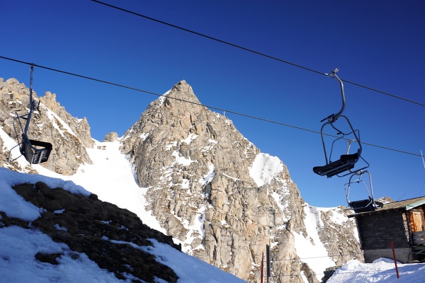 Danach geht es nordseitig um den Mauskarkopf (im Bild) herum in die Hohe Scharte (mit 2.300 Meter Höhe der höchste Punkt unserer Tour). Abschließend wartet die Abfahrt auf den Pisten zurück ins Angertal bei Bad Hofgastein.