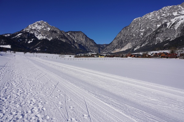 Nach 3 "mittelgroßen" Skitouren (@Michael&Carina: das geht genau bis 1.365 Höhenmeter :-)) war heute Ausschlafen und ein Entspannungs-Spaziergang neben der Langlaufloipe im Gröbmingerland angesagt. Aber auch dort bringt man einige Hundert Höhenmeter und eine Kilometer-Distanz im 2-stelligen Bereich zusammen.