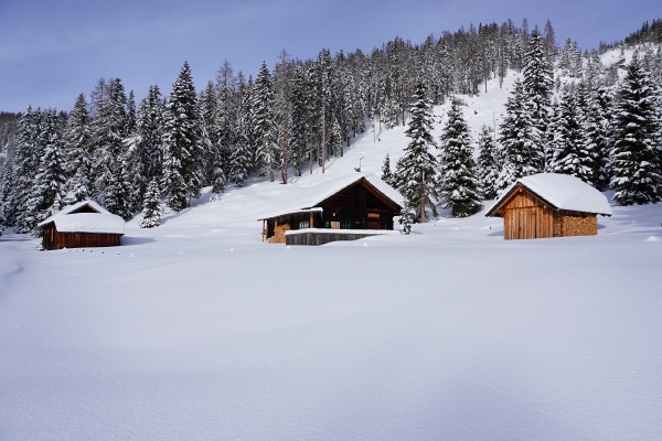 In den letzen Tagen hatte es wieder ein wenig Neuschnee gegeben. Die Zeit war reif für einen 2. Besuch am Hirzberg in diesem Jahr, ehe die Sonne wieder für eine knusprige Kruste sorgt. Ab der Brandalm darf ich ordentlich spuren - Anstollen war heute gottseidank kein Thema (zumindest nicht im Aufstieg).