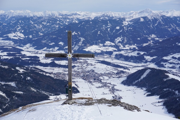 5 weitere Tourengeher und 2 Schneeschuhwanderer waren kurz vor bzw. mit mir am aussichtsreichen Gipfel.