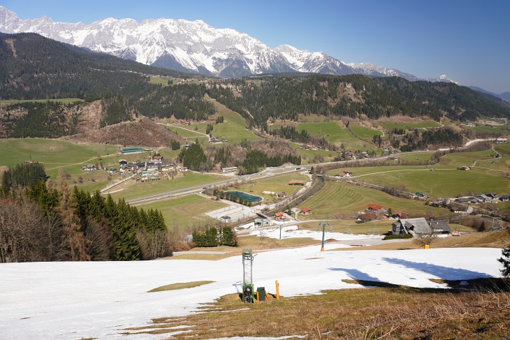 Abfahrt am teilweise schon unterbrochenen dünnen Schneeband zum Pichler Freizeitsee (Siehe auch das See-Foto bei den Hochwurzen-Touren)
