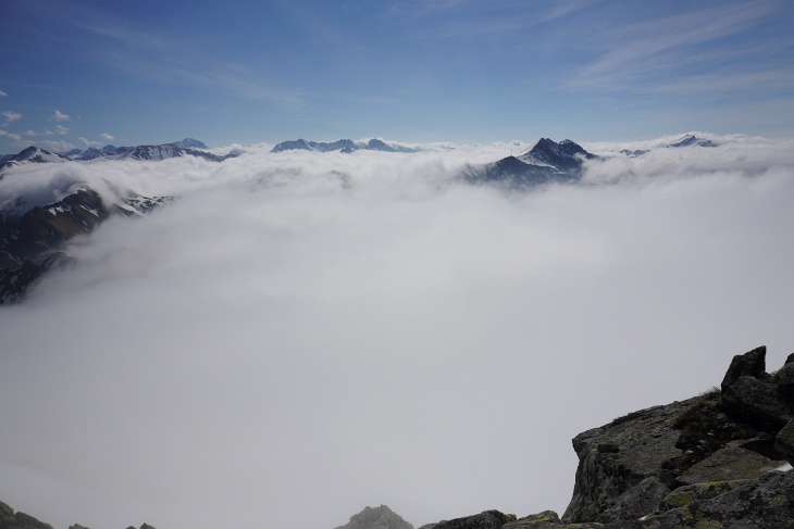Nur die benachbarten Gipfel von Plattenspitze und Gamskarlspitze (rechts) überragen die Hochnebeldecke beim Ausblick von der Seekarspitze.