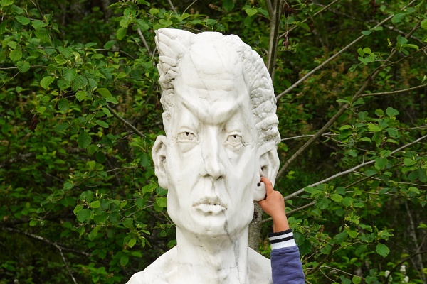 Und spätestens wenn die Kleinen im Skulpturenpark entdecken, in welche Körperöffnungen man den Finger überall hineinstecken kann, kommt man ohnehin nicht mehr weiter :-)