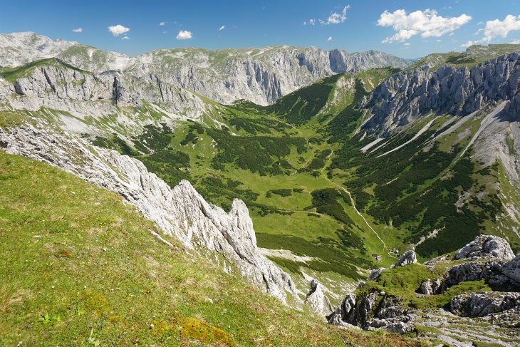 Tiefblick vom Fölzstein zum Fölzsattel (oberhalb der Bildmitte), von wo uns am Nachmittag der markierte Wanderweg zur Fölzalm (unten rechts) hinunter führen würde.