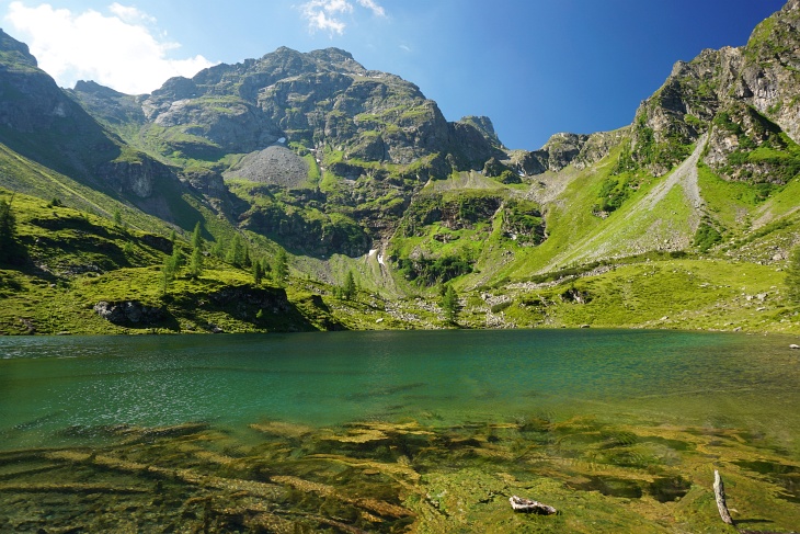 Nachdem mir noch ein wenig die Strapazen der gestrigen Tour auf Scheiblingstein und Mitterberg in den Knochen steckten und angesichts der Hitze hatten wir uns für heute "nur etwas Kleineres" vorgenommen. Der Höchstein über dem Moaralmsee war unser Gipfelziel.