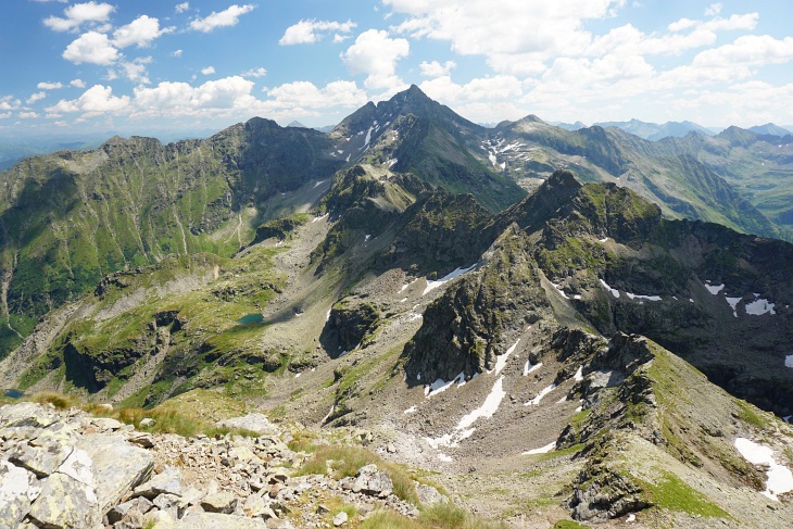 Beim Gipfelkreuz am Höchstein hielten wir uns angesichts der Fliegen-/Mücken-Plage nicht lange auf, sondern stiegen gleich Richtung Osten - die Hochwildstelle vor Augen - zur Filzscharte ab.