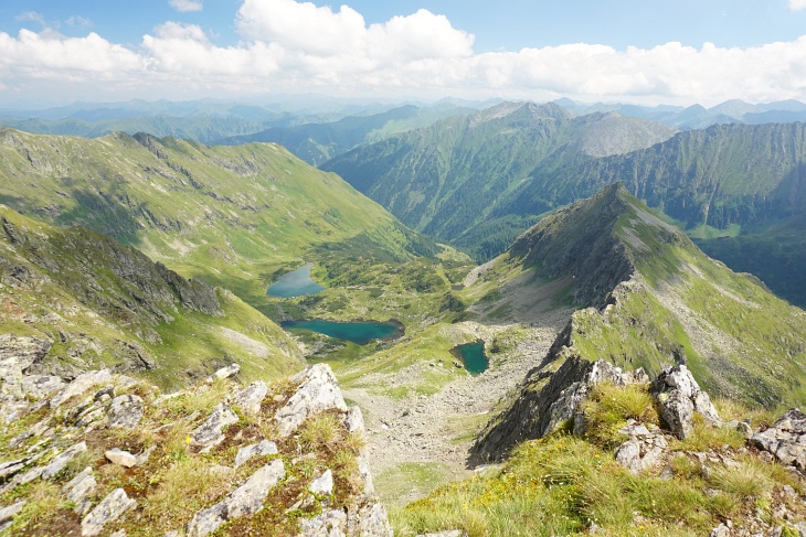 Haupt-Gipfelziel war aber natürlich das Gjoadeck, welches ich über den Südwestgrat ansteuerte. Abgestiegen bin ich dann Richtung Osten durch eine steile Rinne hinunter zum Grünsee (der mittlere der 3 Seen, links der Schwarzsee, die rechte Lacke hat in meinen Karten keinen Namen)