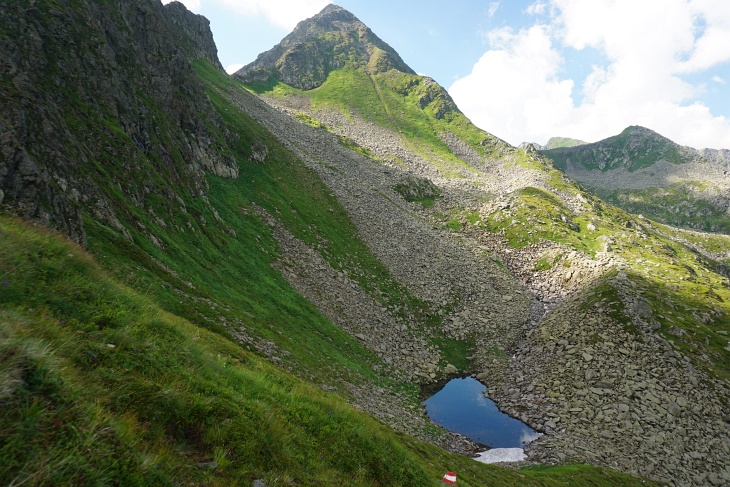 Auf Grund ihrer aktuell starken beruflichen Auslastung bestand die AlpenYetin auf "etwas Kleines" - soll heißen: Weniger als 1.500 Höhenmeter. Ich bestand auf zumindest einen kleinen von mir noch nie beschrittenen Wegabschnitt. Geworden ist es eine Teil-Umrundung und Überschreitung des Hochstubofen nahe dem Sölkpaß.