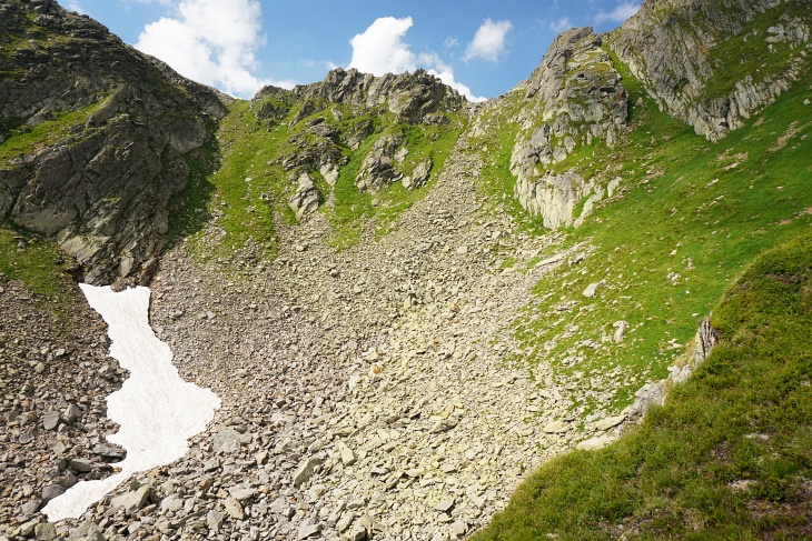 Von der Erzherzog-Johann-Hütte ging es zunächst hinauf in die Haseneckscharte. Von dort ein Stück abwärts Richtung Neunkirchner Hütte, bald aber schon Richtung Süden und später Westen hinauf in die Rocklscharte (rechts).
